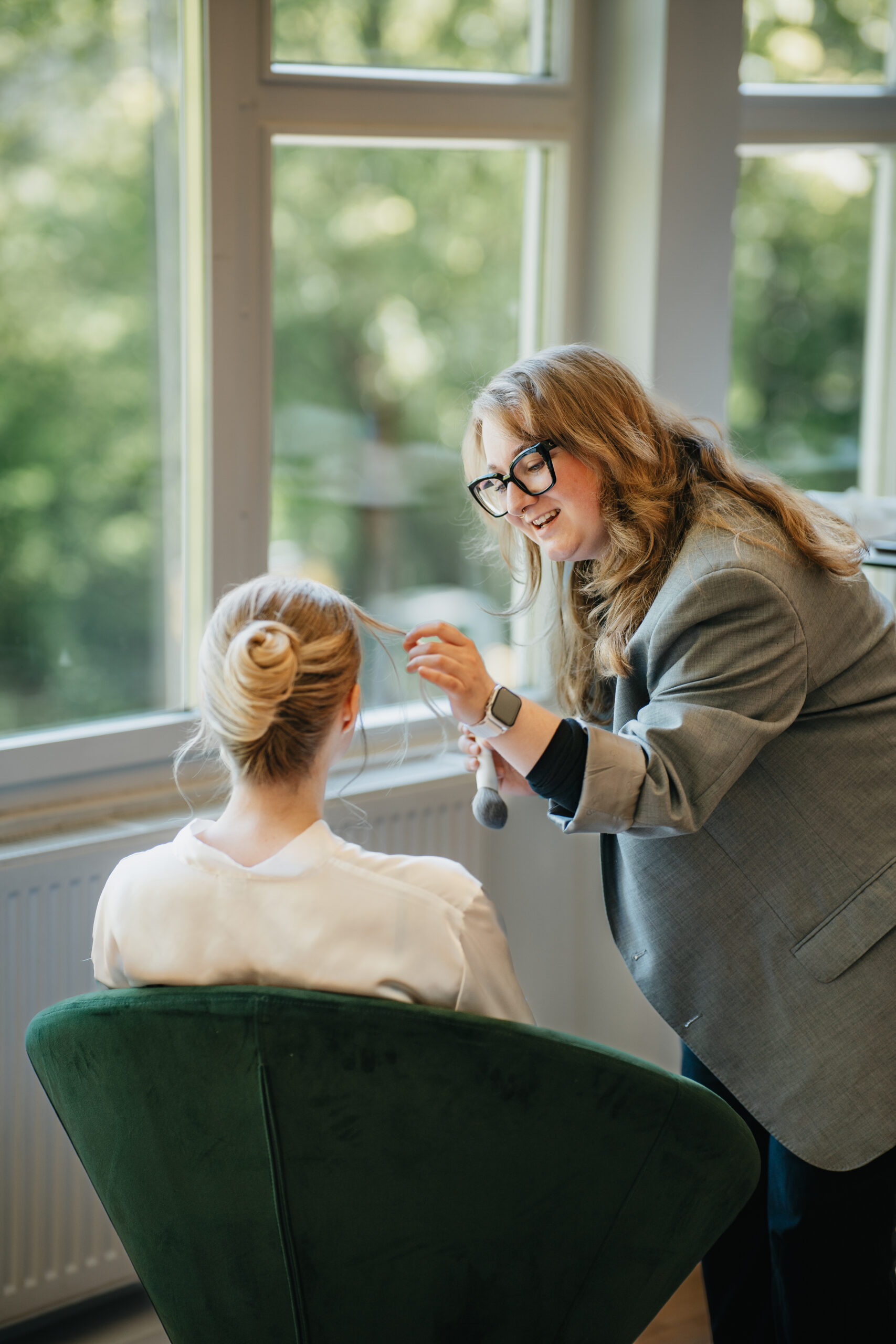 Brautstylistin aus Düsseldorf und Ratingen kümmert sich um ein modernes Brautstyling