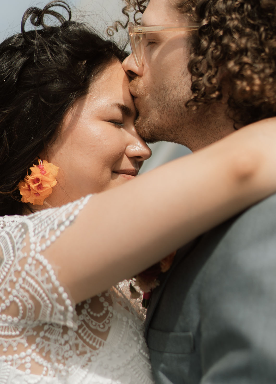 Bräutigam küsst seine Braut auf die Stirn – emotionaler Hochzeitsmoment mit Bridal Styling aus Düsseldorf