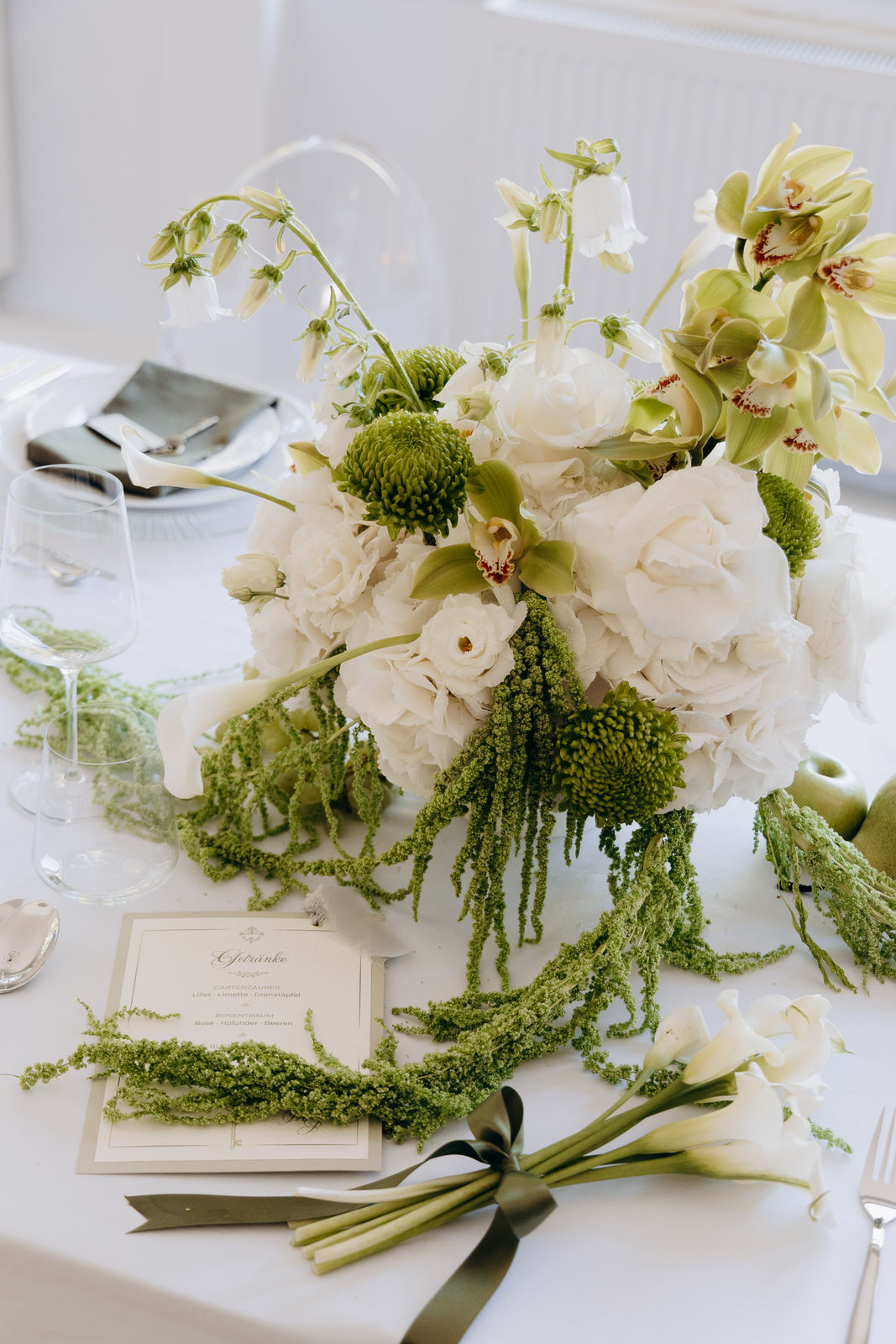 Weiße Hochzeitsblumen als Detail beim eleganten Brautstyling in Düsseldorf
