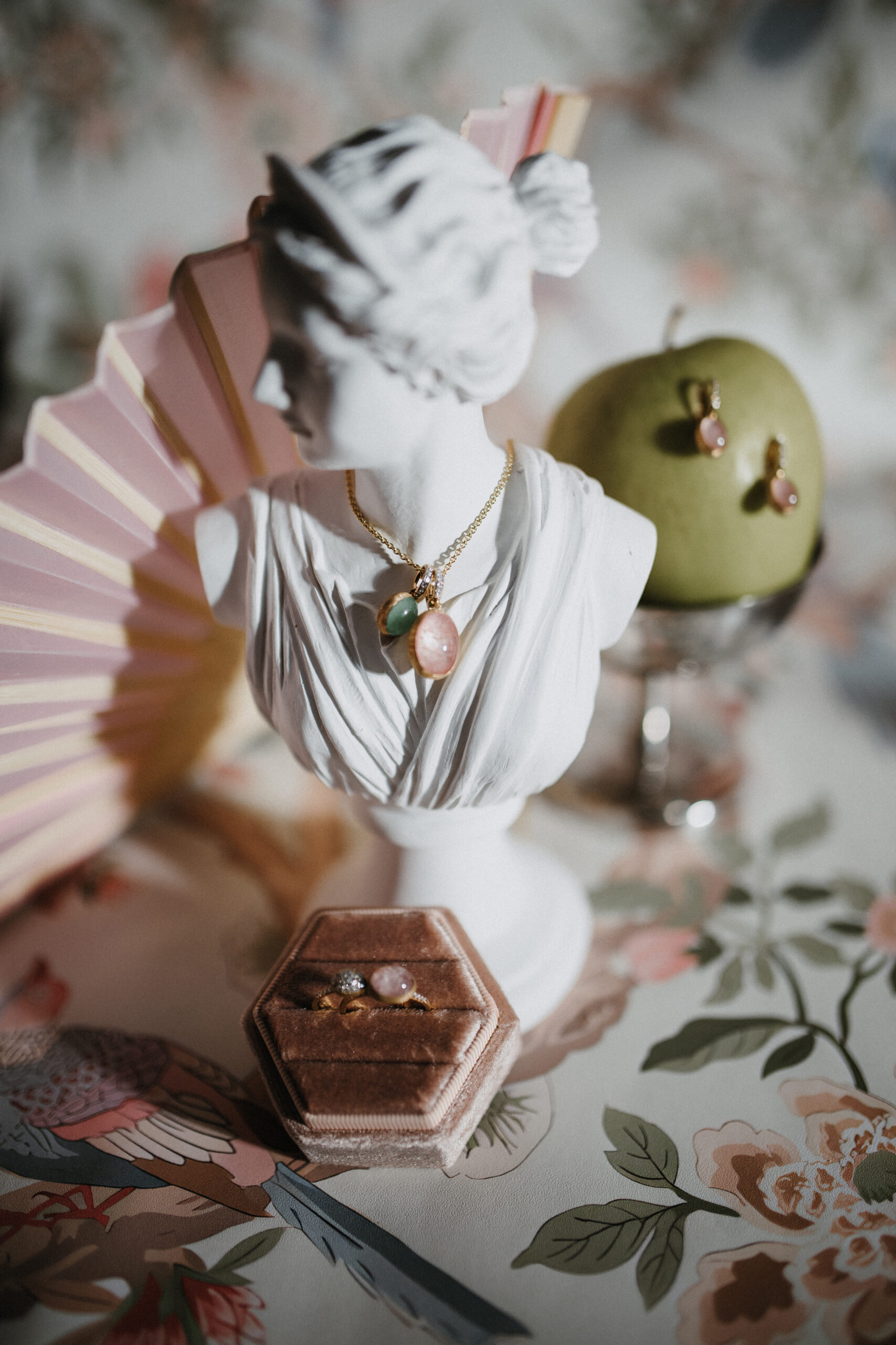 Schmuck der beim Brautstyling angelegt wird