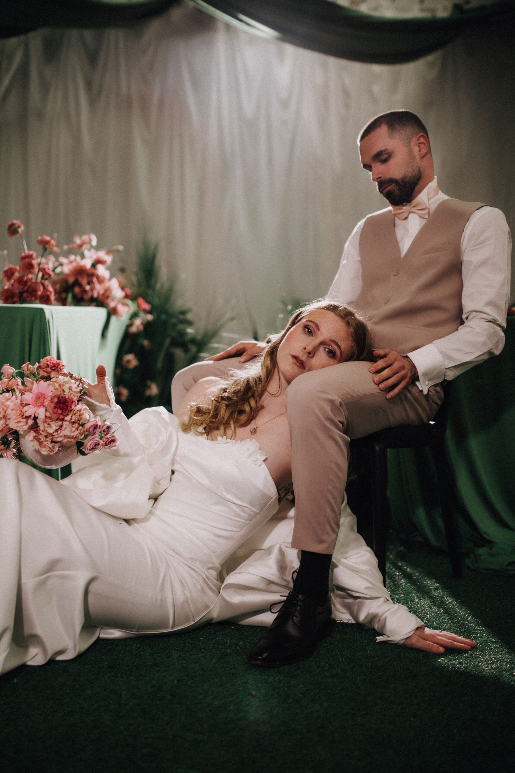 Brautstyling Düsseldorf: sinnliche Braut mit Bräutigam beim Hochzeitskuss